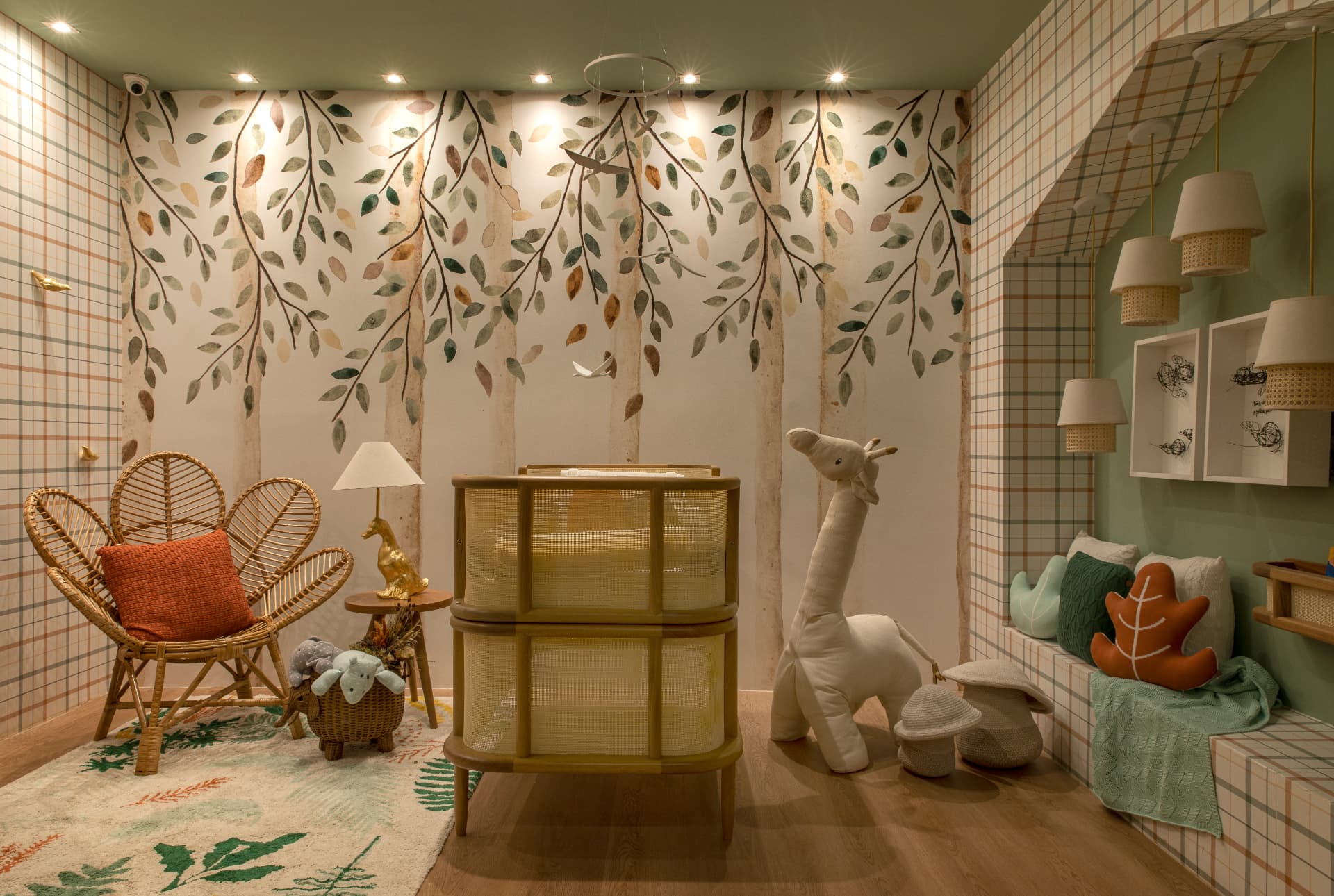 Vista ampla do quarto infantil com tapete botânico, girafa de pelúcia e banco xadrez