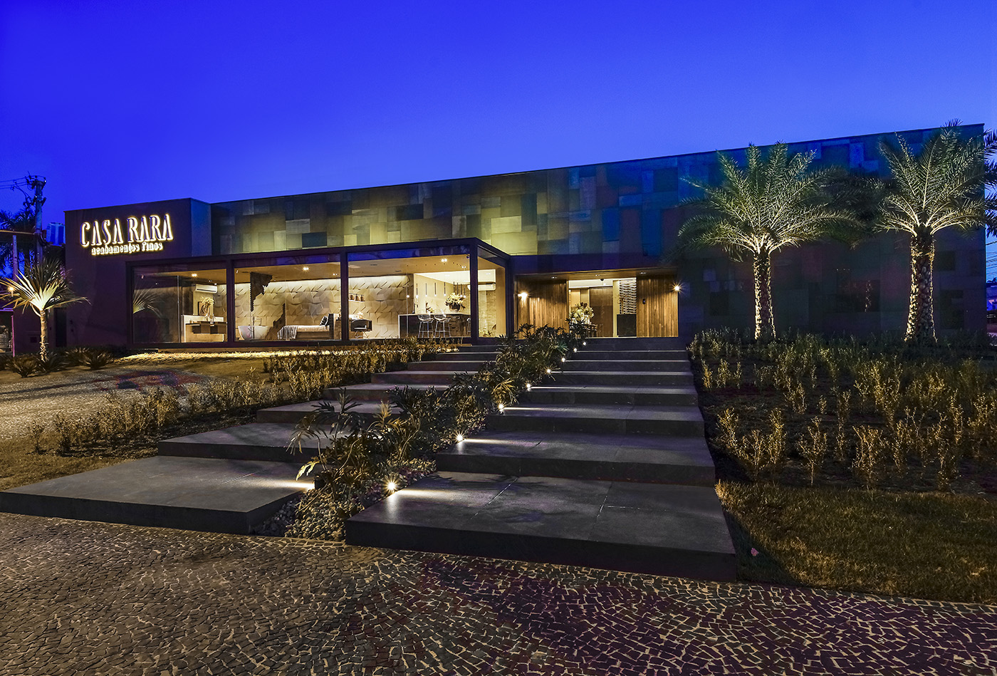 Fachada do showroom Casa Rara ao entardecer em Ribeirão Preto