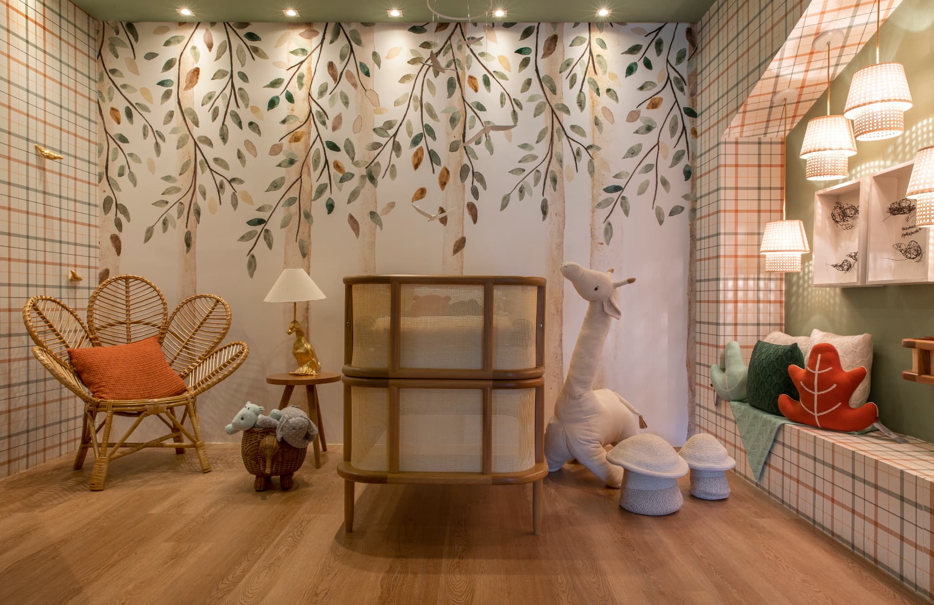Quarto infantil com berço em palhinha, papel de parede de folhagens e poltrona de rattan