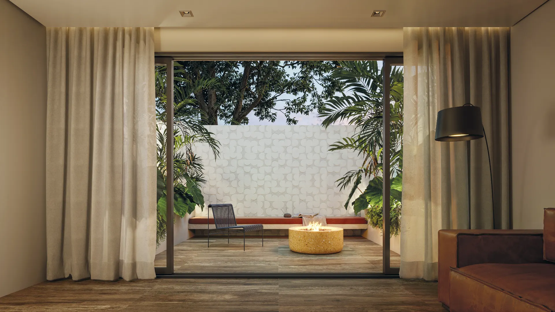 Interior editorial com parede em travertino, sofá em linho e luminária escultural em bronze