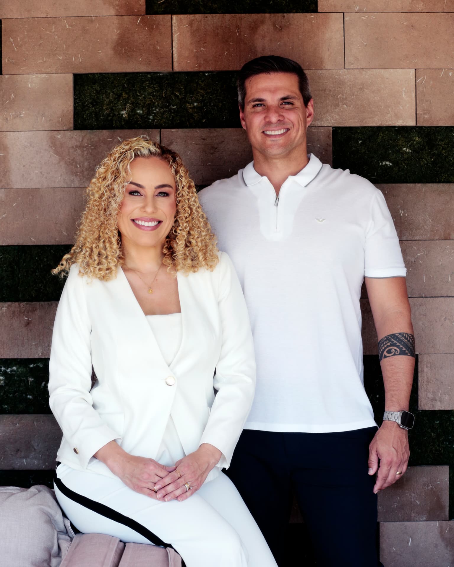 Stefânia e Arthur Pereira, fundadores da Casa Rara, no showroom de acabamentos