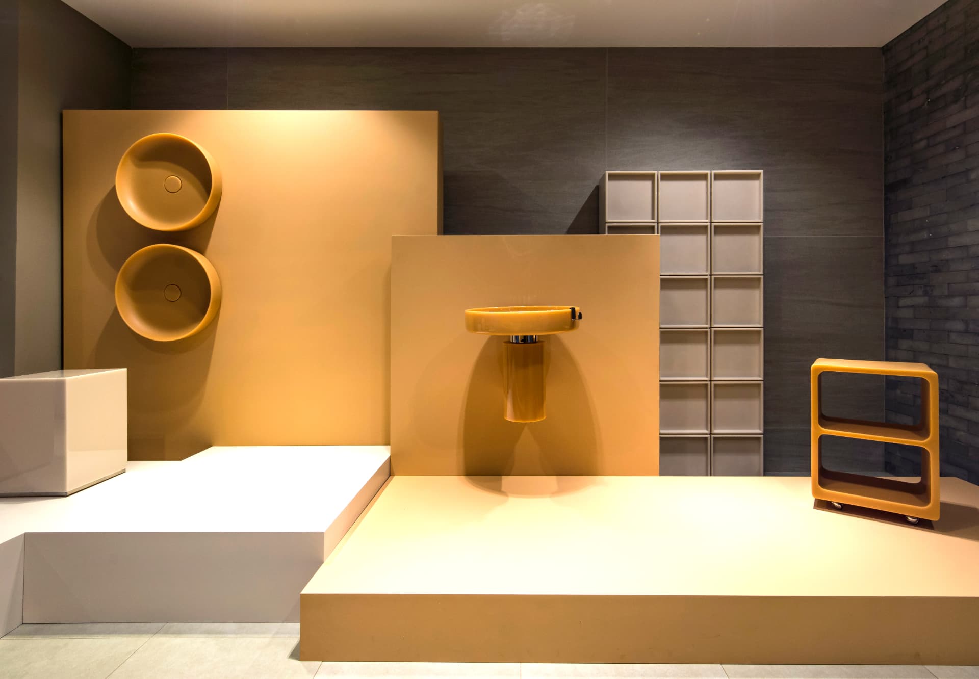 Showroom Casa Rara: ambiente de banheiro com cubas mostarda e painéis em tons terrosos
